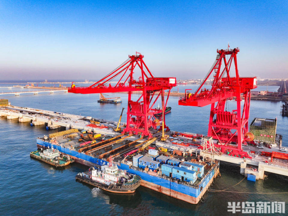 2臺卸船機成功上岸，青島港第二座40萬噸級礦石碼頭預(yù)計今年下半年投用